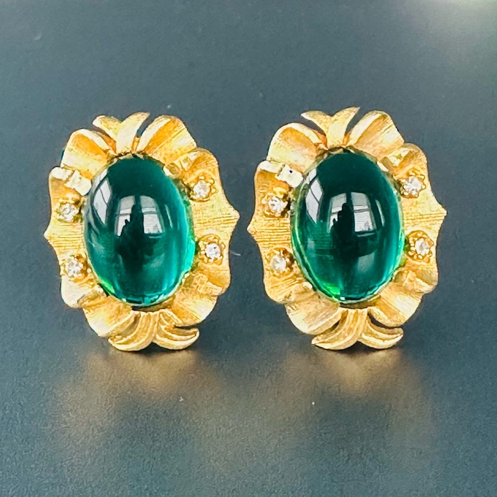 VTG TARA Emerald Green Glass Cabochon Clip On Earrings Gold Tone w Rhinestones